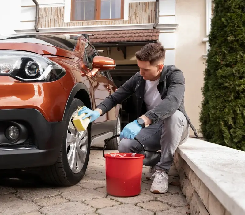 Lavage auto à domicile Ris-Orangis : professionnel intervenant sur un véhicule